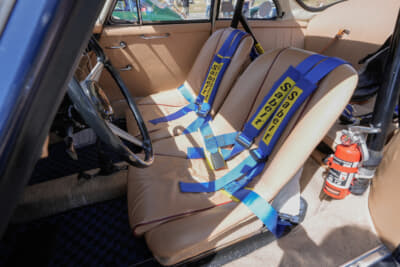 ポルシェ 356B スーパー90:ロールケージとサイドサポートが強化されたシートを装着する
