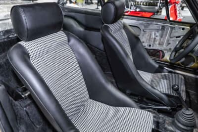 ポルシェ911:運転席&助手席ともにコブラ製バケットシートを装着。センターはポルシェ901のインテリアに採用された千鳥格子柄を採用し、オシャレな雰囲気を漂わせている