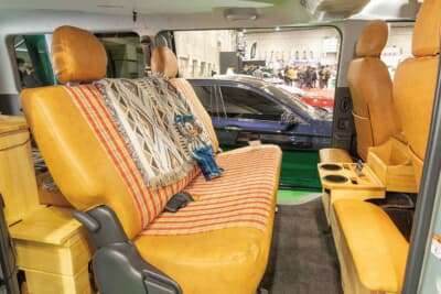 トヨタ ハイエース:キャメルレザーと赤いチェック柄がレトロなオリジナルシートカバー