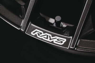 ホムラ2×9R:リムにはA.M.T.ロゴでRAYSの文字も刻まれている。マシニングの跡が走る精緻なデザインが最大の特徴となっている