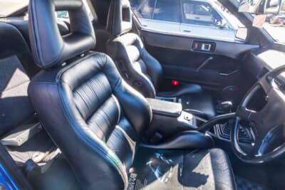 三菱 スタリオン 2600GSR-VR：高級感あふれるレザーの純正シートを装着している