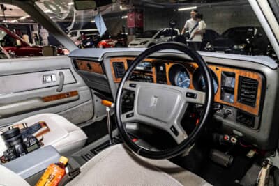 トヨタ クラウン:運転席から見える景色にこだわり、メーターパネルなどをウッド調(木目)で統一したインテリア