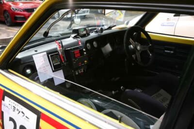 三菱 ランサー1600GSR:ラリーコンピューターなどの計器が並ぶスパルタンな運転席