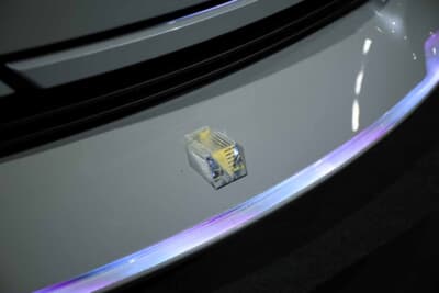 アルファード モデリスタ コンセプト（東京オートサロン2026出展時）：フロントのセンターには立体的なエンブレムを配置した