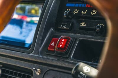 スバル サンバー トラック：ダンプを可動させるためにインパネへ増設された電動ポンプの操作スイッチ