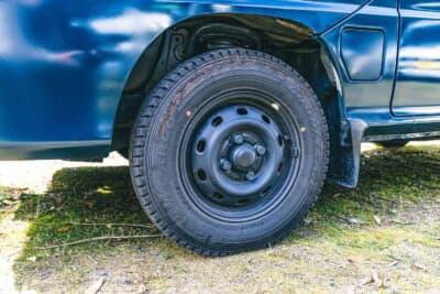 スバル サンバーバン: 現在はノーマルのスチールホイールを履くが、今後は車高を少し下げてホイールも交換したいと構想を練っている