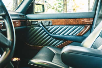 メルセデス・ベンツ 560SEL AMG 6.0-4V:贅沢にウッドがあしらわれ、斜めに走るラインをアクセントにしたドア内側のパネル