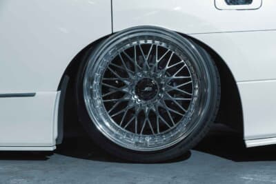日産 エルグランド:リアの足まわりにもSSR製ホイールと日産 フーガ純正ブレーキを装着した