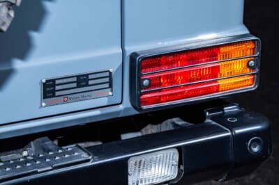メルセデスAMG G63：赤とアンバーで構成する角型テールランプは、初代から続く意匠を色濃く受け継ぐ