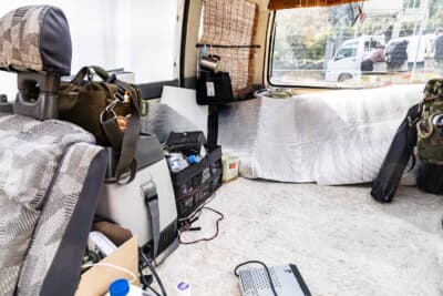 スバル サンバー ディアスII：後席を撤去し、板と絨毯で仕立てた車中泊仕様の荷室。山行での仮眠に十分だという