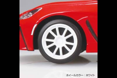 トヨタ GR86：スパークレッドのボディカラーに付属するホワイトのカスタムホイール