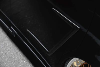 トヨタ アルファード：エクステンションパーツはブラッククリア仕上げで上質さを演出