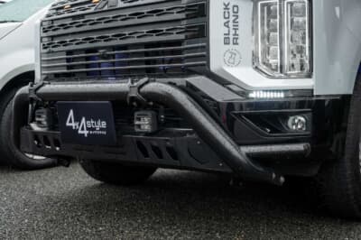 三菱 デリカD:5:フロントはオートフラッグスのゴクブトを入れた。またIPFのライトをマウントし活用している
