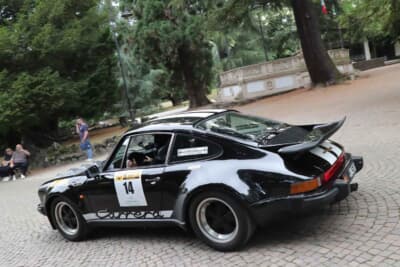 ポルシェ 911：ゼッケン8を掲げ、ストラトスとともにイベントへ参加した