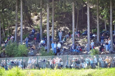 コースサイドにもたくさんのファンが思い思いに観戦中