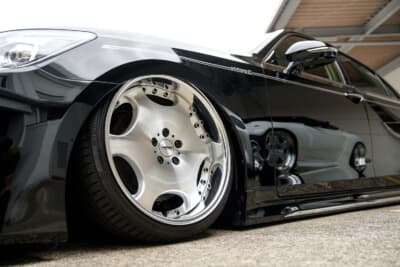 AMEシャレンLXのサイズはフロントが20×9.5、リアが20×10.5ともに＋27。ブレーキはオリジナルの6ポットキャリパー＋365φローター