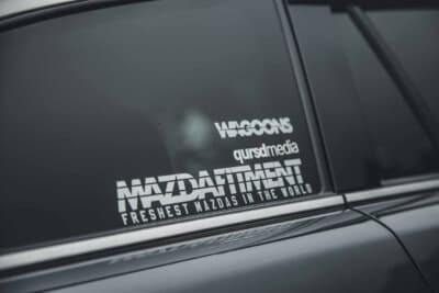 マツダ アテンザワゴン: MAZDAFITMENTのステッカーを装着。デカールもオーナー自身の感覚に合うものを厳選して採用している