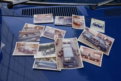 スバル レオーネ ツーリングワゴン:ボンネットには1979年当時の懐かしい写真が並ぶ