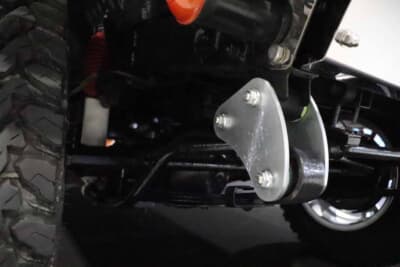 スズキ ジムニー：リーフスプリングを留めるシャックルのブッシュも全て変更。新品で打ち替えた。車高は2インチアップ