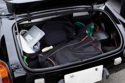 MG ミジェット:2名乗車のライトウェイトスポーツカーだが1泊2日の旅行荷物は余裕で収容可能だ