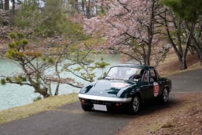 ロータス エラン:明神館の周遊コースでのPC競技は色とりどりの旧車と桜が楽しめる名物企画だ
