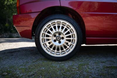 9万4300ユーロ（邦貨換算約1735万円）で落札されたランチア「デルタHFインテグラーレ エヴォルツィオーネII ディーラーコレクション」（C）Bonhams