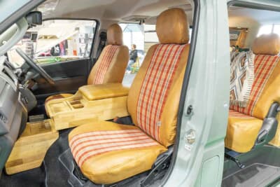 トヨタ ハイエース:木目調のパーツとチェック柄のシートが見事に調和した運転席まわり