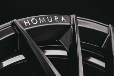 ホムラ2×9R:リムフランジ部にはホムラのA.M.T.ロゴが刻印されており、ステータス度の高さも満点。スポーク先端下にはアンダーカットも採用