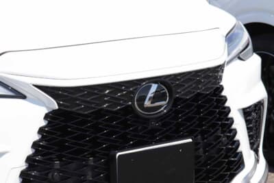 レクサスRX:こちらはレクサスRX用のフロントグリル。スピンドルグリル風に演出できる。NX用にはRX風のグリルに演出できるパーツをラインアップ