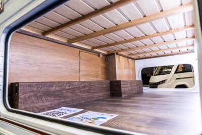 ミスティック アンセイエ：車体後部の常設ベッド下には、車外からアクセス可能な広大な収納スペースが設けられている