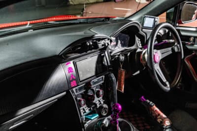 トヨタ 86: 社外ステアリングやシフトノブに変更され、サイドブレーキにも和柄のカバーが装着されたこだわりのインテリア