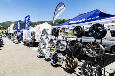 アフターパーツメーカーやショップのブースも多数出展された