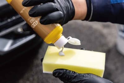 付属のスポンジを水で濡らして製品をよく振ってから液剤を取る