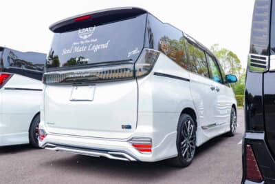 トヨタ ノア：印象的なテールランプがイメージの中心となるリアスタイル。ホイールは18インチだがイメージの底上げ感はバッチリ