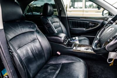 トヨタ クラウンマジェスタ MJ430-R： 中間グレードがベースのため本来はモケット生地だが、オプション設定のレザーシートを装備している