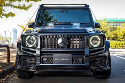 メルセデスAMG G63：ブラックアウトされたAMGグリルを装着。フロントリップはヴァルド製。シンプルながら個性的
