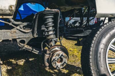 スバル サンバー トラック：ダンプ化による150〜200kgの重量増に対応するため組み込まれた消防車用強化スプリング