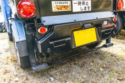 スバル サンバー: 公用車としての歴史を物語る「一時停止します」や「安全運転宣言車」のステッカーがリア部に残されている