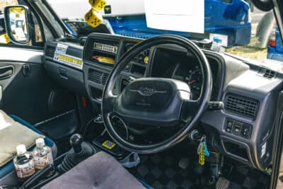 スバル サンバーバン: インパネ周り。4気筒エンジンで吹け上がりが良く、MTなので走らせてもものすごく楽しいクルマだと語る