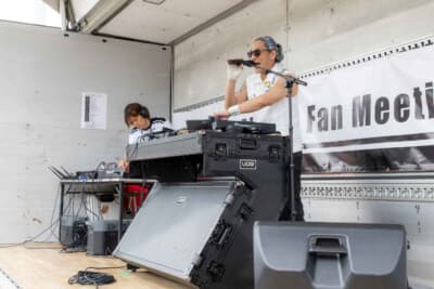 トヨタ 86:元M.O.V.EのMOTSUさんによる白熱のDJパフォーマンスである