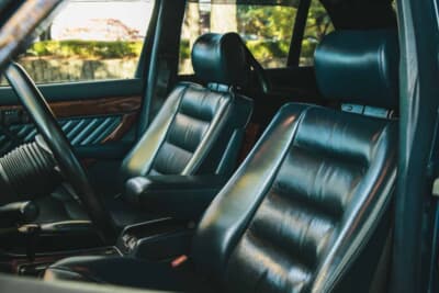 メルセデス・ベンツ 560SEL AMG 6.0-4V:ダークブルーレザー(色番号262)で張り替えられたフロントシートはコンディションも良好だ