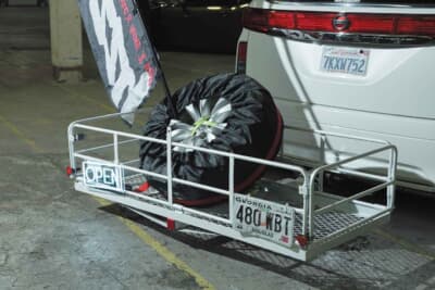 日産 エルグランド:イベント時に活躍するヒッチカーゴには遊び心あふれるネオン看板も備わっている
