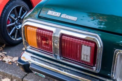 トヨタ クラウンハードトップ：クロームモールに縁取られたテールランプの上に「EFI」と「5speed」の2枚のエンブレムが並ぶ
