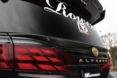 トヨタ アルファード：リアゲートスポイラーもロェン製でエンブレム加工も施した造形