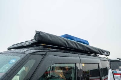 三菱 デリカミニ：オーニングもオートフラッグスのカーサイドタープを装着。車中泊を行った際も快適に過ごせるように装着