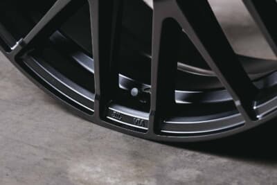 MIDエクスクルーシブ029M:整然と並べられたメッシュスポークの裏側には、アンダーカット処理が施される