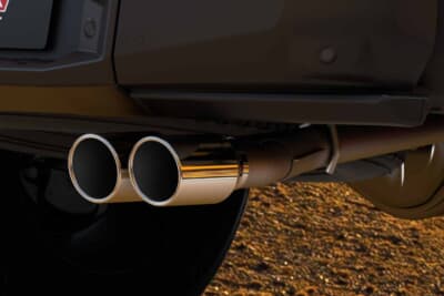 トヨタ新型 ハイラックス:マフラーは片側2本出し。テールエンド径は100mm。軽快感を演出し、またアグレッシブさも付与する