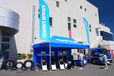 PROXES DRIVING PLEASURE:これまでピット18前に設けられた本部は参加者が増えた関係で、ピット上のサービススペースに、商品ブースはコントロールタワー入口横に移動した