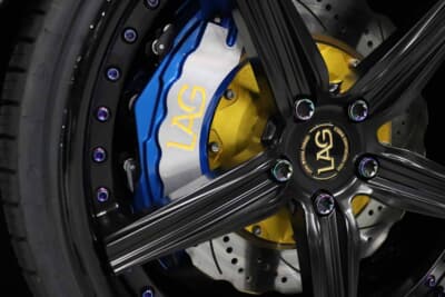 トヨタ アルファード:ブレーキはフロントキャリパー8ポット×405mmローターを使用。ホイールのチタンカラーのピアスボルトにも注目！