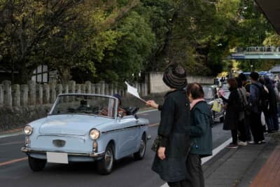 アウトビアンキ ビアンキーナ:イベント会場を退場する姿を近隣の住民たちが温かく見送っている